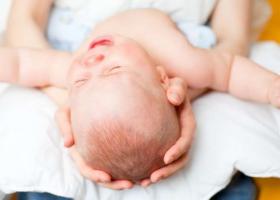 Почему у ребенка потеет голова: причины явления и его решение У малыша в 6 месяцев потеет головка
