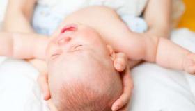Почему у ребенка потеет голова: причины явления и его решение У малыша в 6 месяцев потеет головка